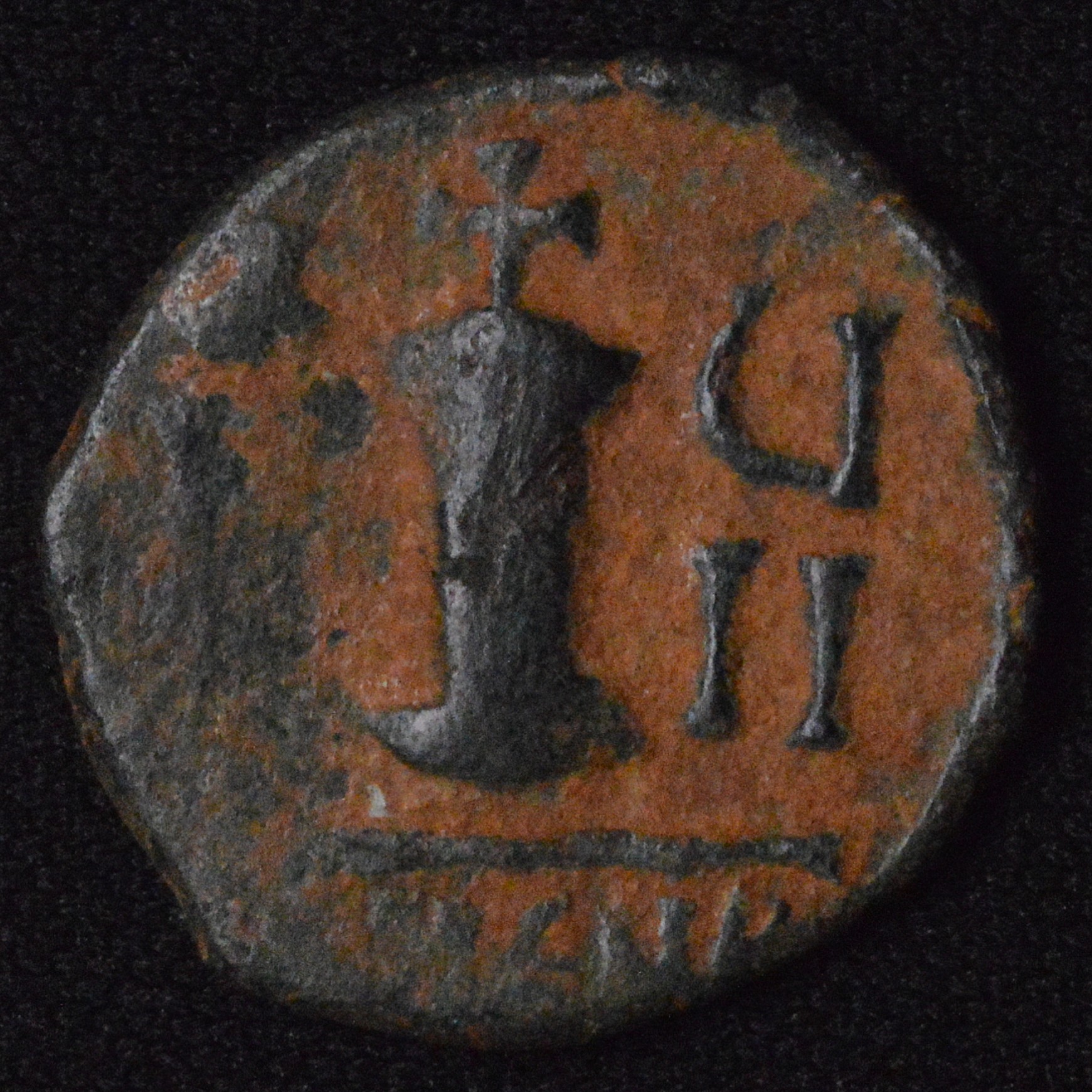 B32-56 Justin II 565-578AD, Æ ¼ follis Antioch (Theopolis), Year 7 = 571 / 572AD